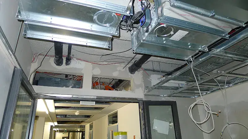 Brandschutzklappen in Lüftungskanälen einer Zwischendecke