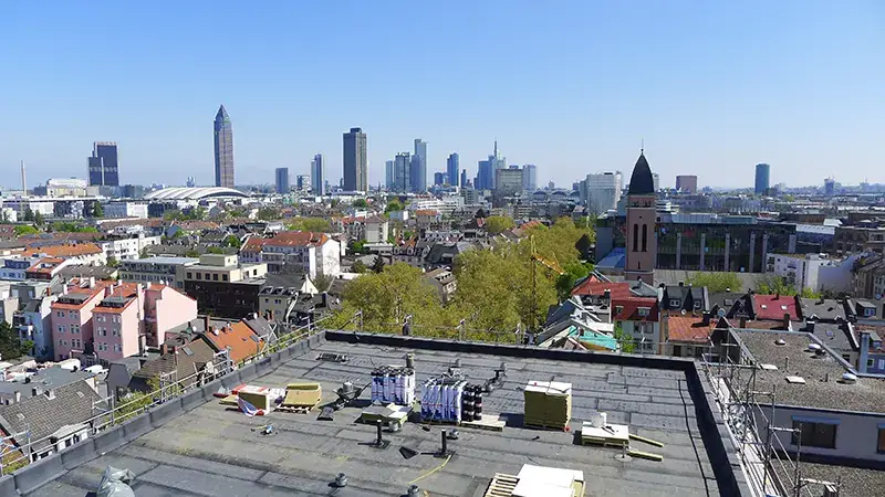 Flachdach mit technischen Anlagen und Blick auf die Frankfurter Skyline