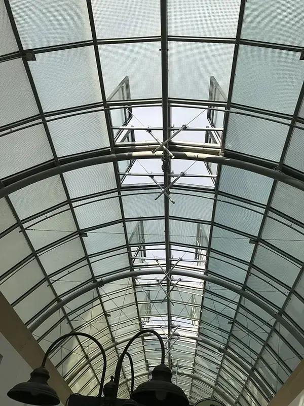 Glasdach mit Lichtkuppel in einem Sonderbau