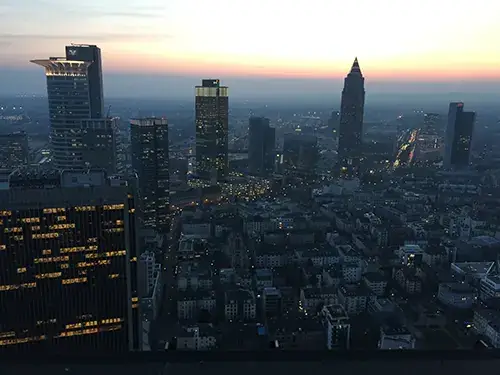 Blick über eine Großstadt-Skyline in der Abenddämmerung